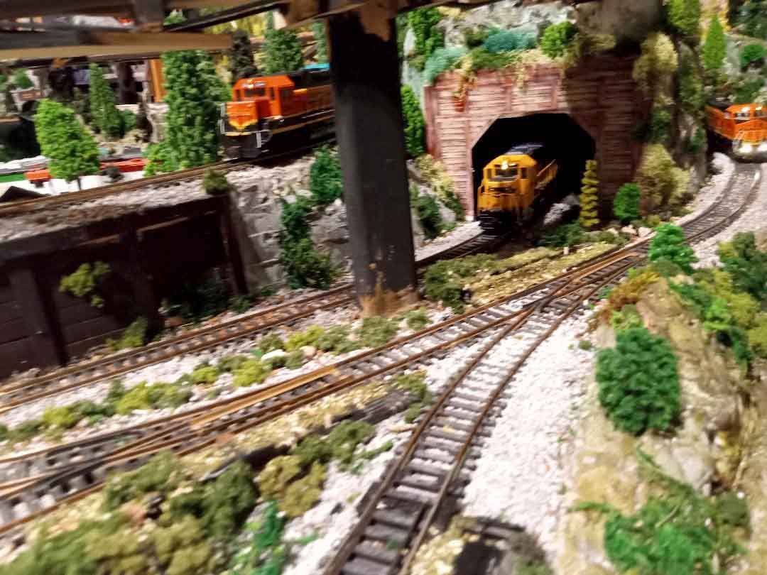 HO track layout tunnel