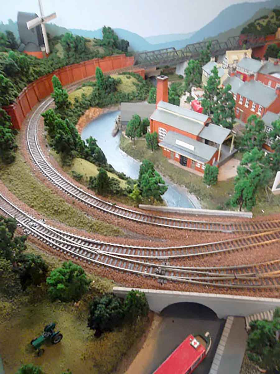 model railway layout curves with embankment