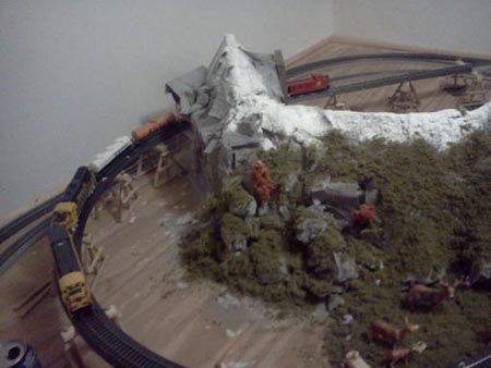 adding mountain scenery to model railroad