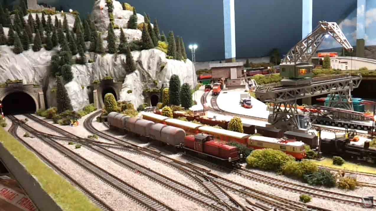 N scale freight and crane