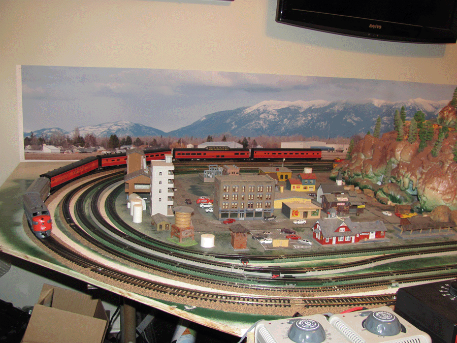 Mountain City with outer HO track and Southern Pacific Daylight