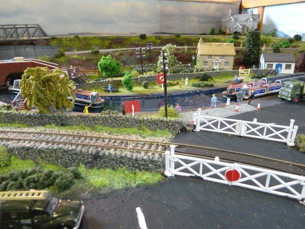 model train level crossing