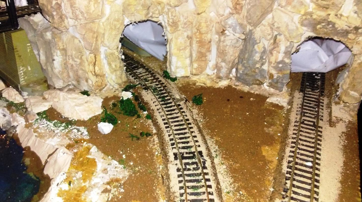 HO scale tunnel clearance