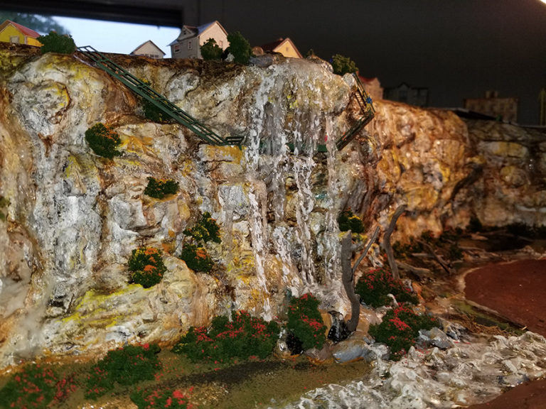 N scale rock cliff - Model railroad layouts plansModel railroad layouts ...