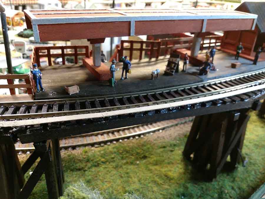 model train platform elevated track