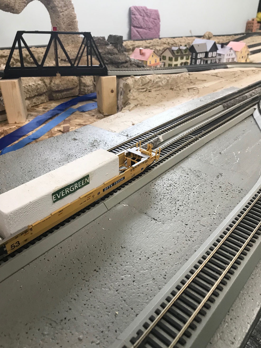 HO scale train freight powered by feeder wire