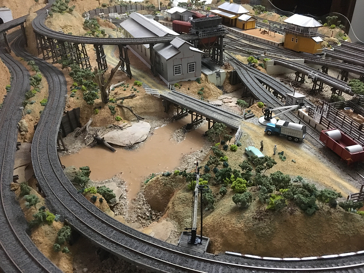 HO scale elevated train track