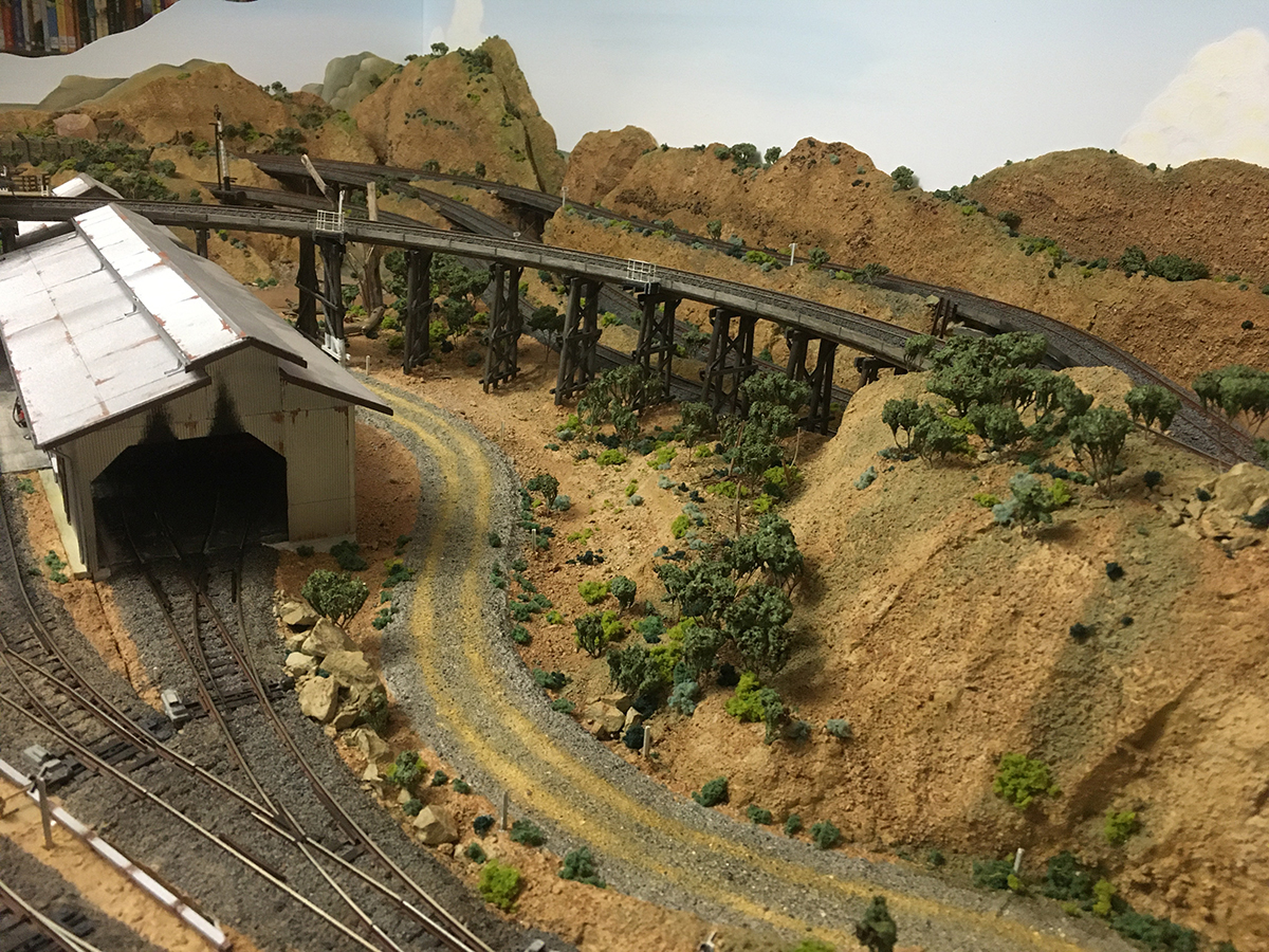 HO scale elevated train track