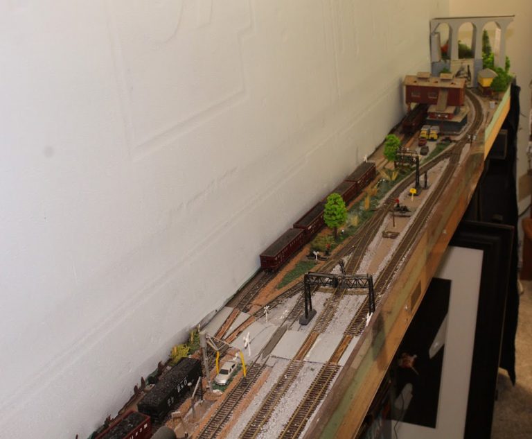 N scale layouts on a door - Model railroad layouts plansModel railroad ...