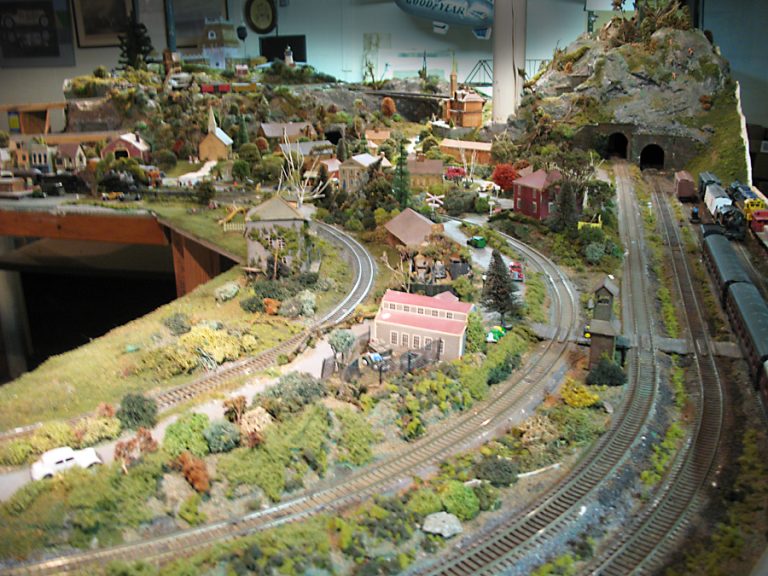 HO scale 12x16 - Model railroad layouts plansModel railroad layouts plans