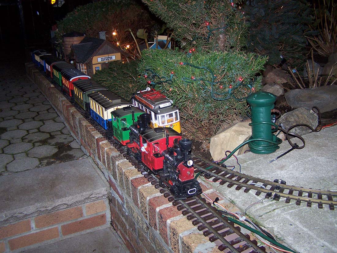 g scale christmas layout