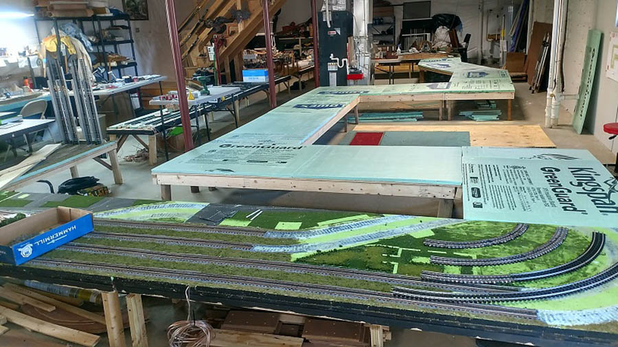Large O scale track layouts