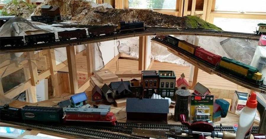 trains layout table
