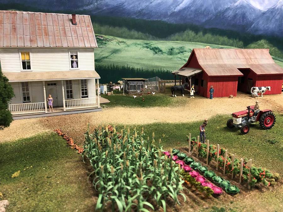 HO scale farm tractor and barn