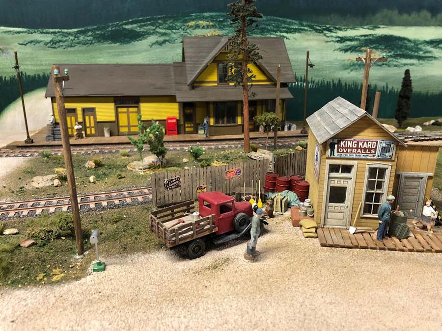 HO scale old farm station