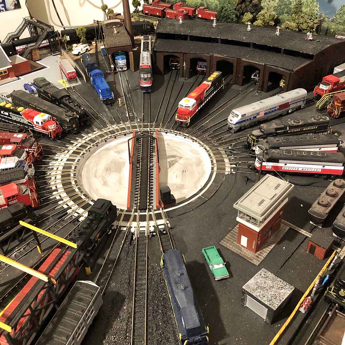 N scale turntable roundhouse