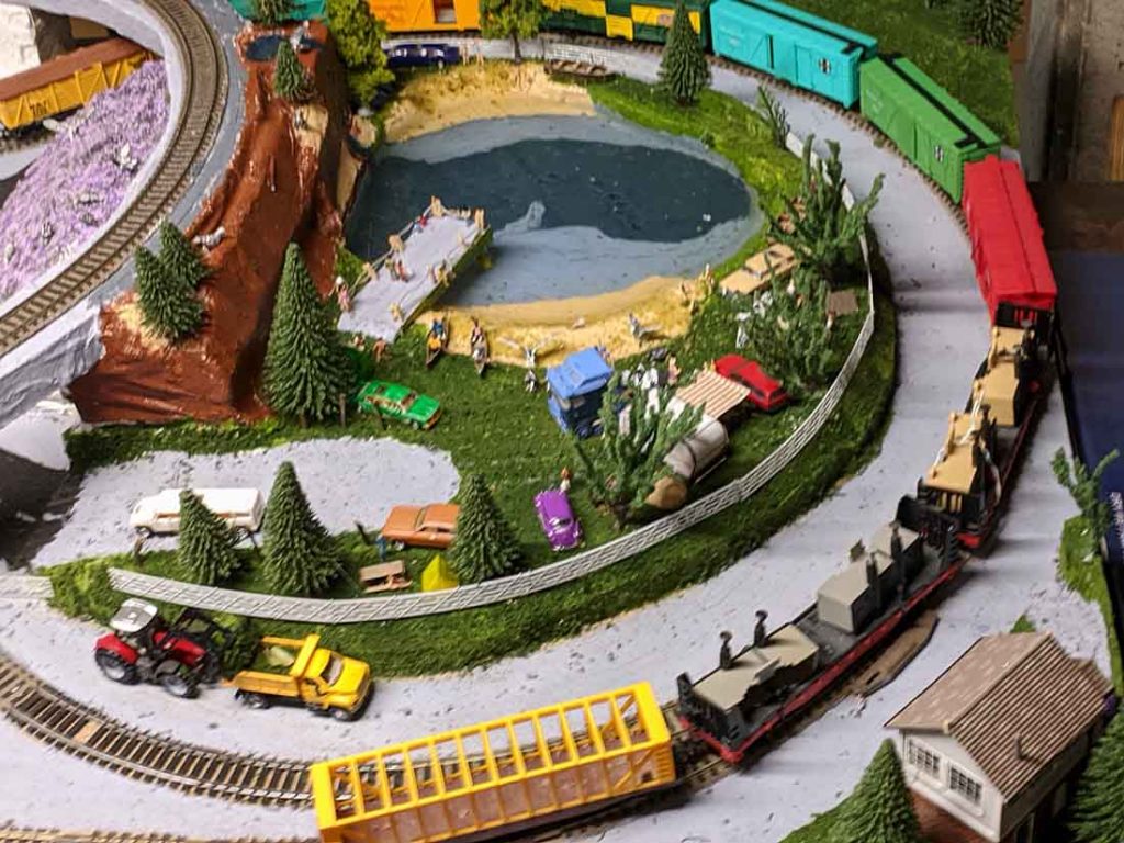 HO scale double loop: Jason and Heather's - Model railroad layouts ...