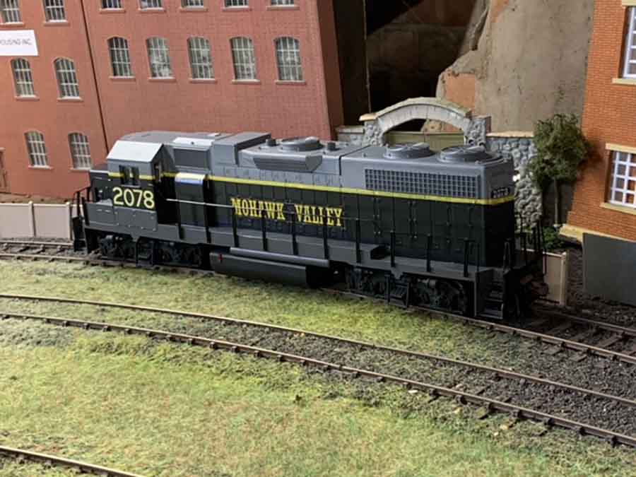 O scale buildings backdrop and diesel engine