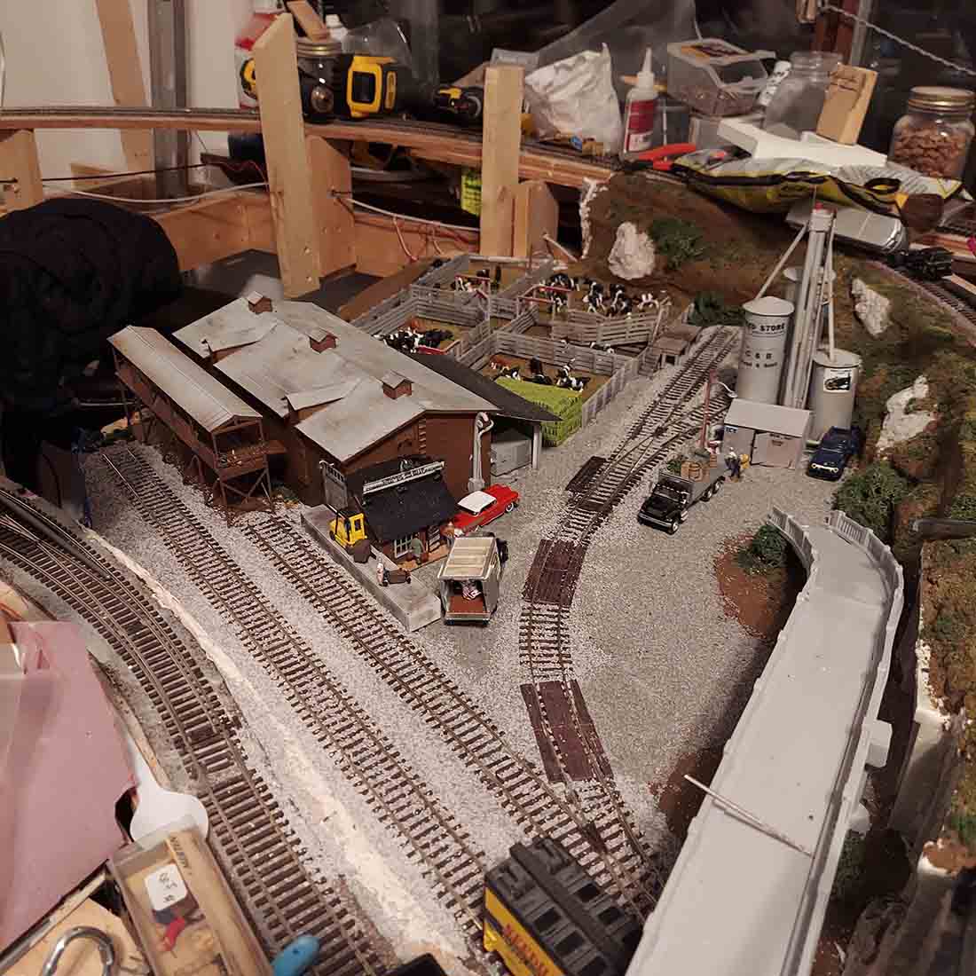 HO scale model trains livestock loading