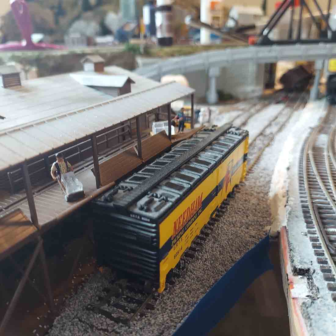 HO scale model trains loading platform