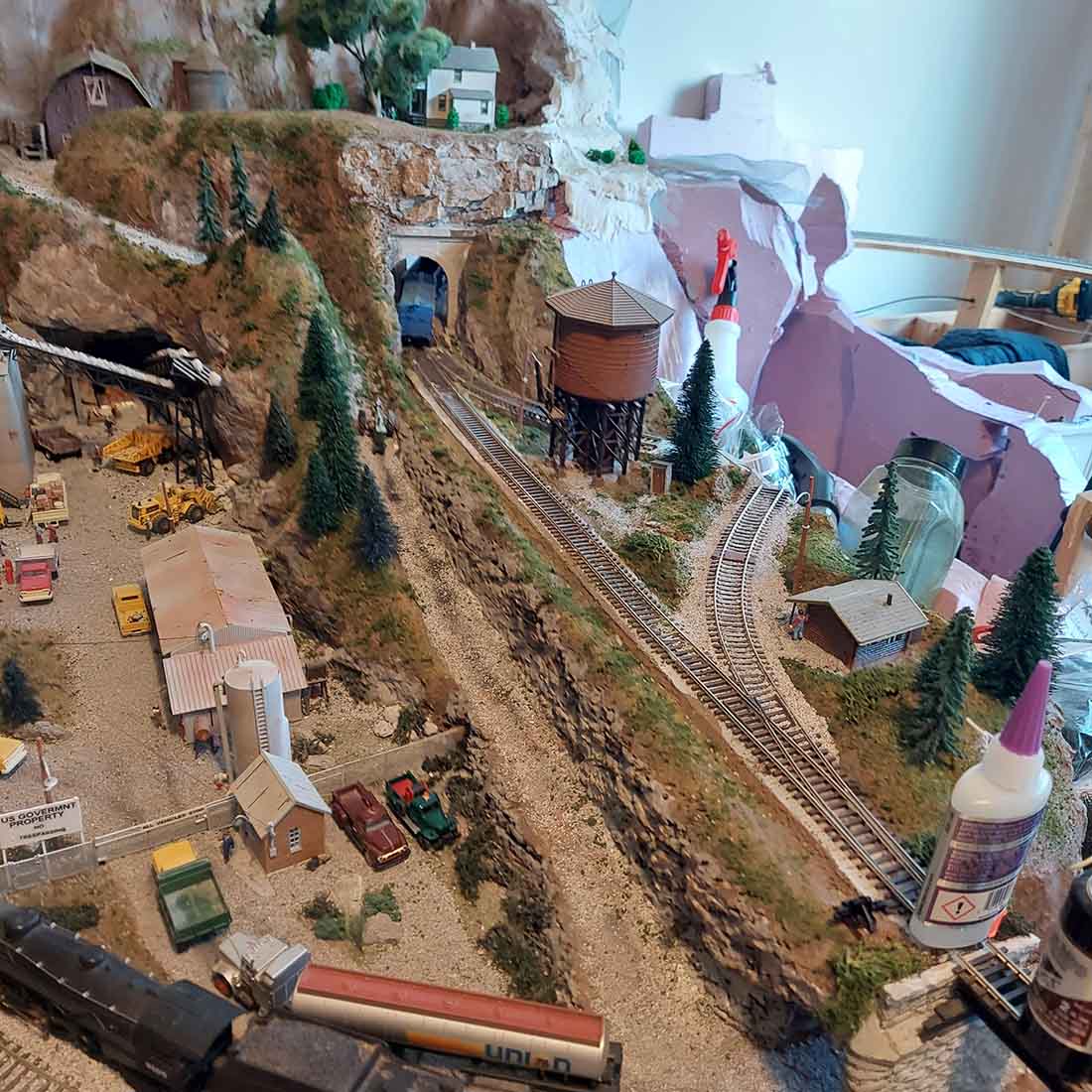 HO scale layout with turnouts