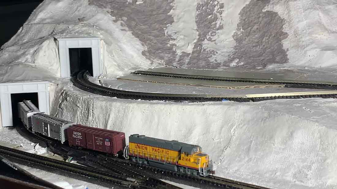 n scale scenic ridge through tunnel