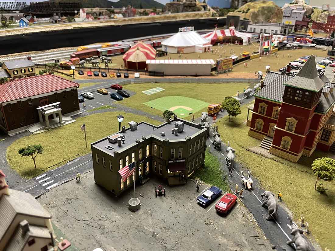 N scale city hall
