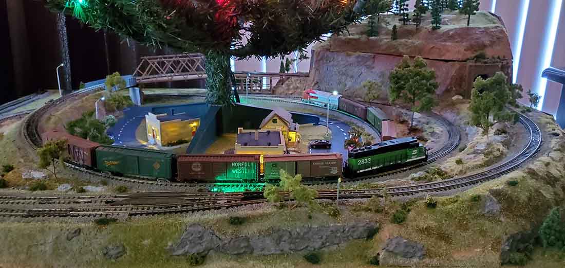 N scale Christmas train
