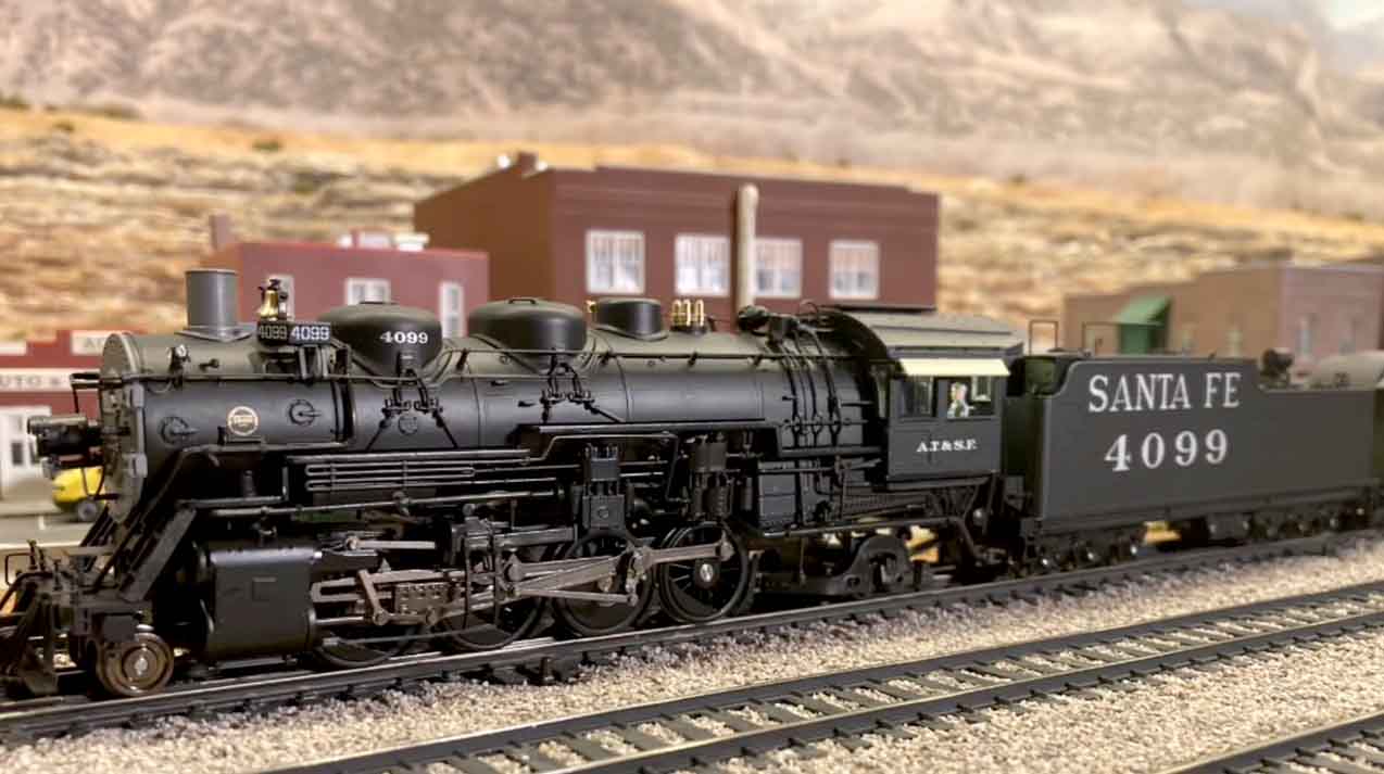 santa fe 2-8-2 steam train HO scale