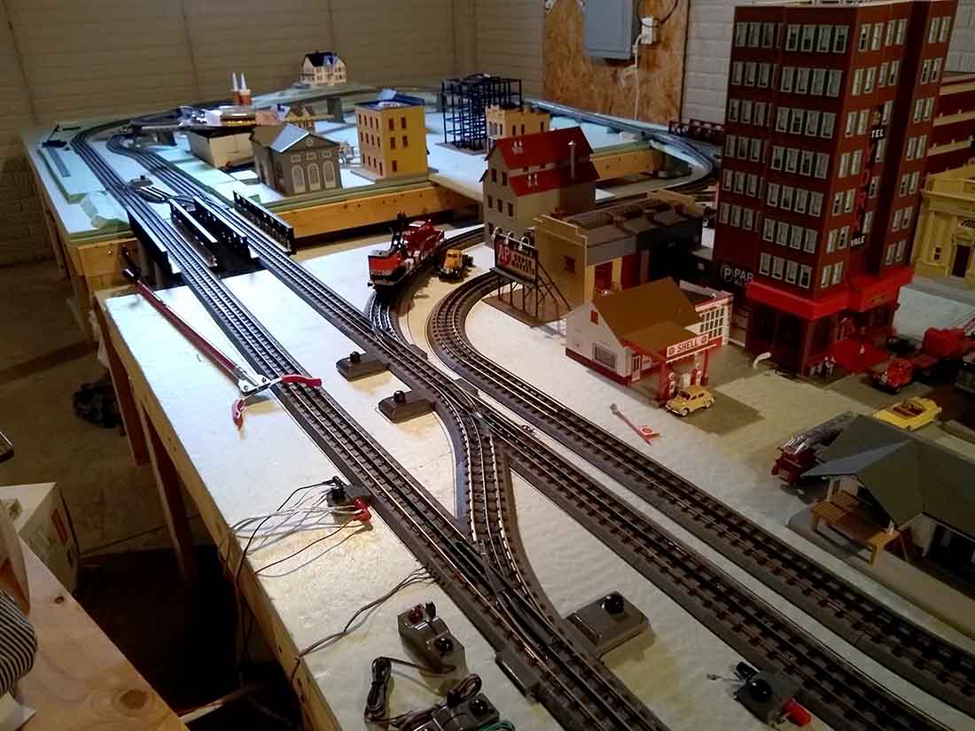 model railroad double loop shorting track