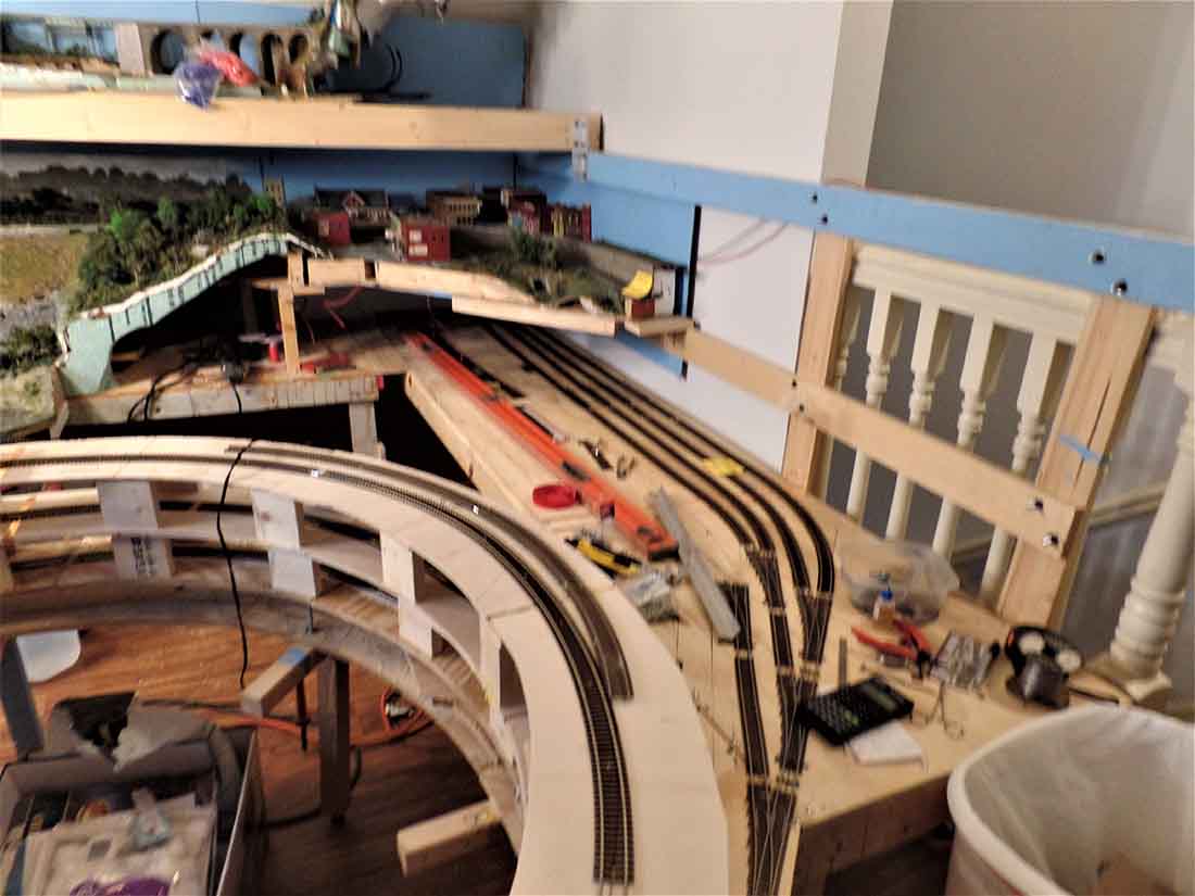 15x15 model railroad layout with helix