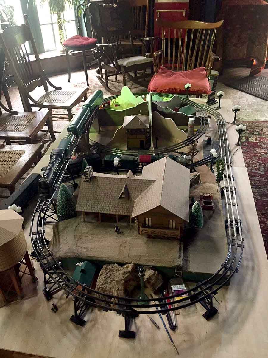 O scale tin model railroad