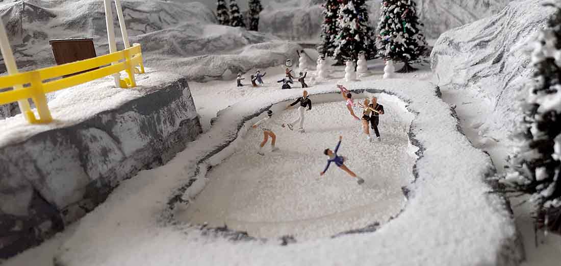 HO scale ice skaters