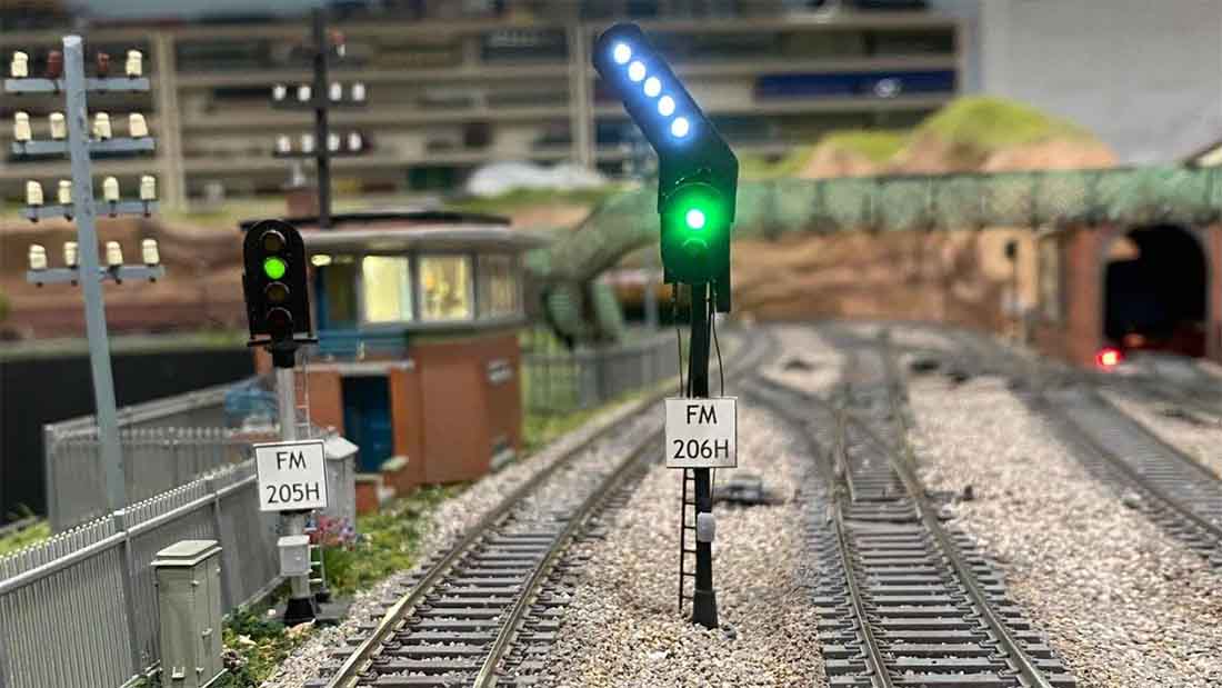 feathered signal green light model railway