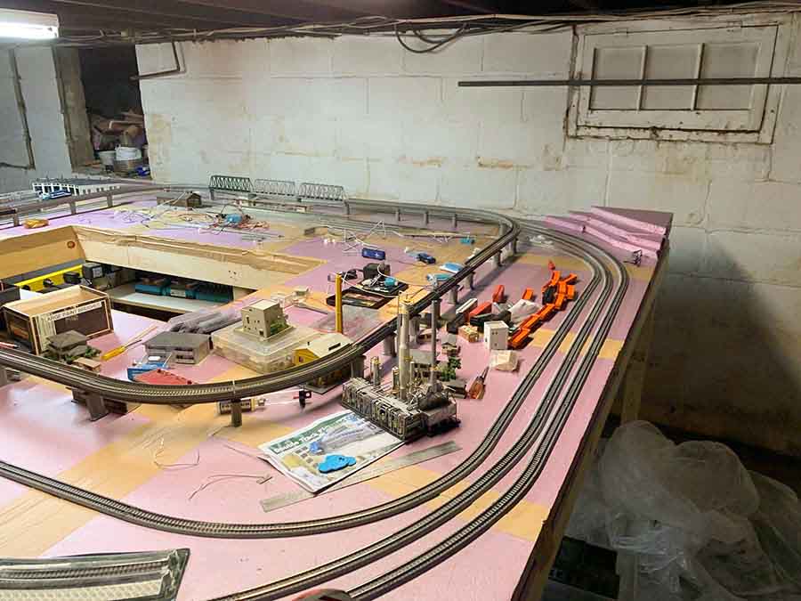 laying track model train 10x10 layout