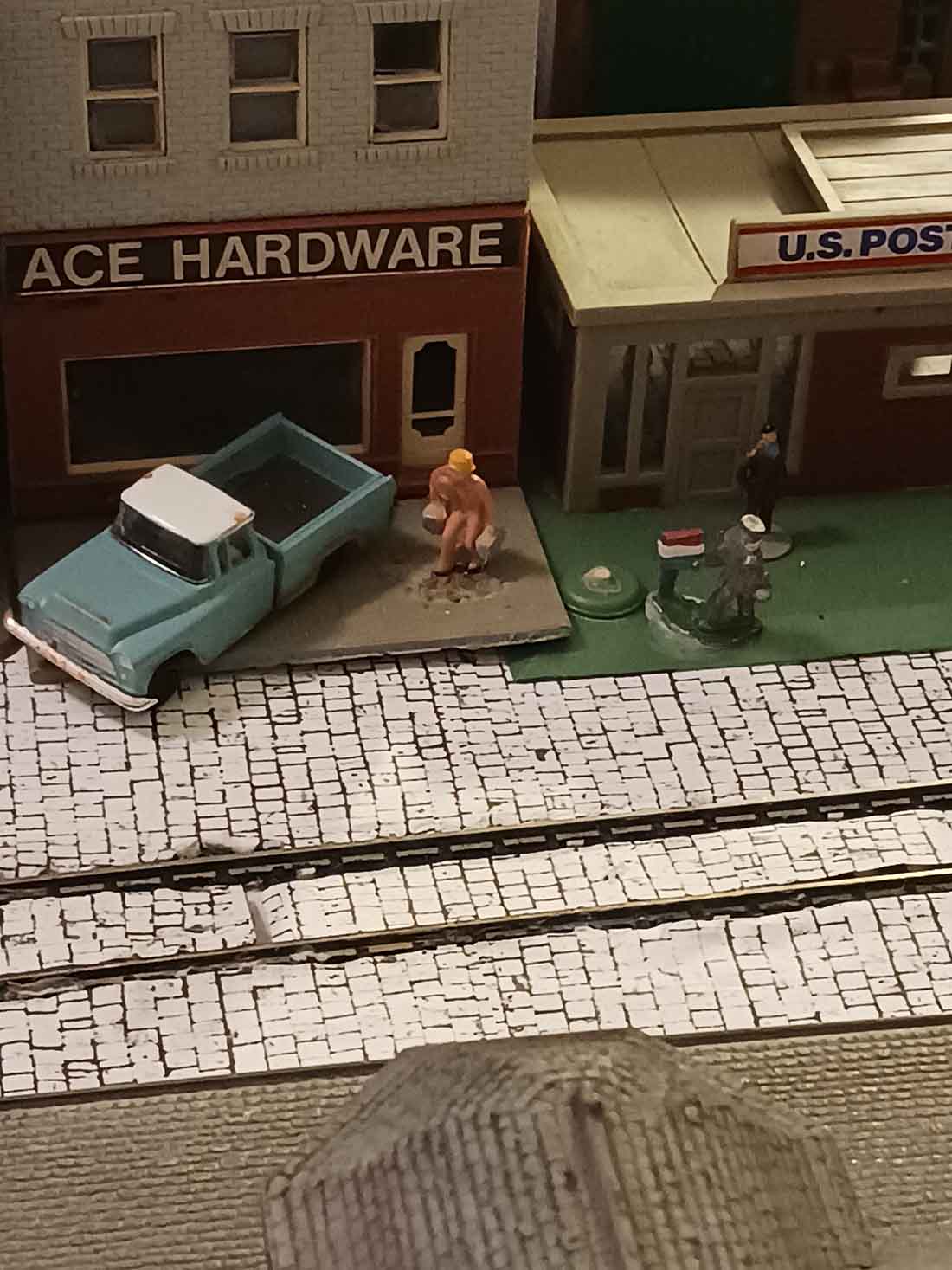 Ho scale hardware store