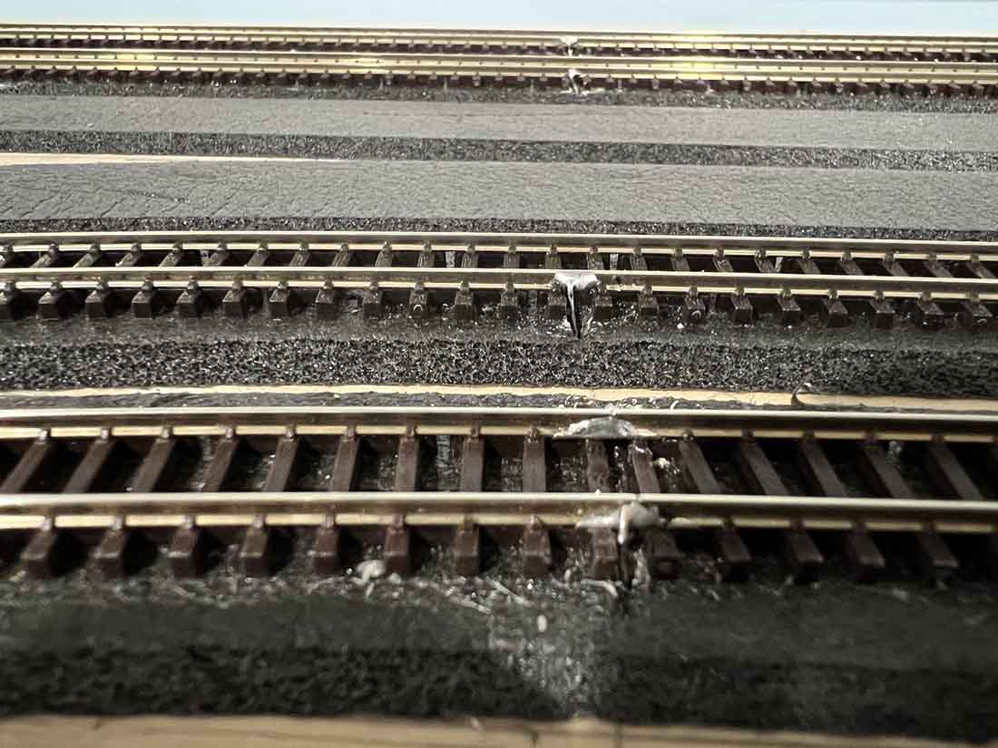 N scale laying curves track