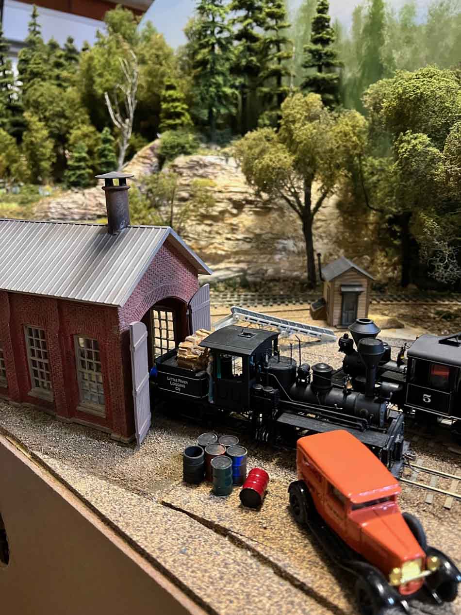 On30 train layout steam train engine shed