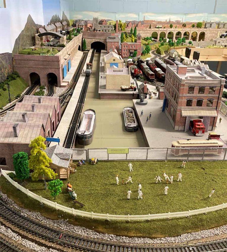 U shaped model train layouts Model railroad layouts plansModel