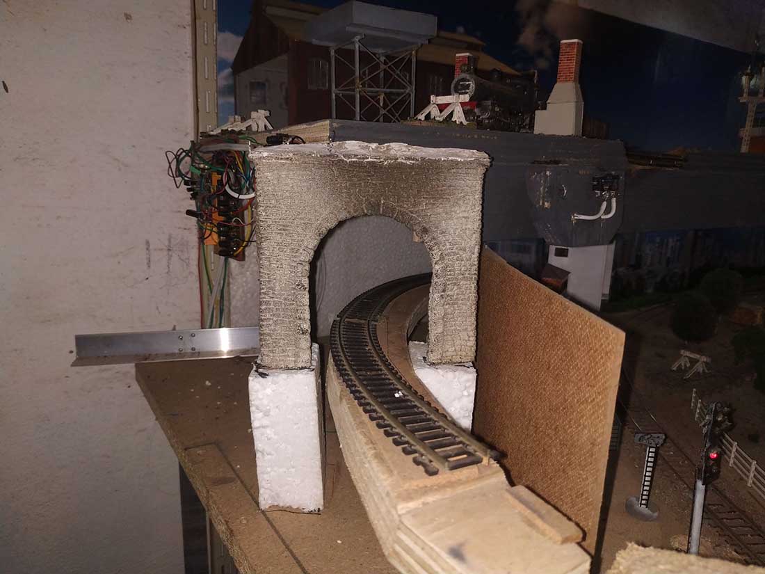 building model railroad tunnel
