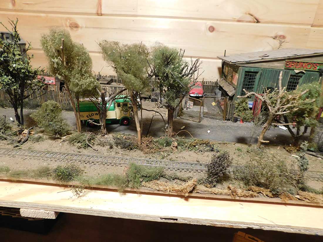 model train shelf layout