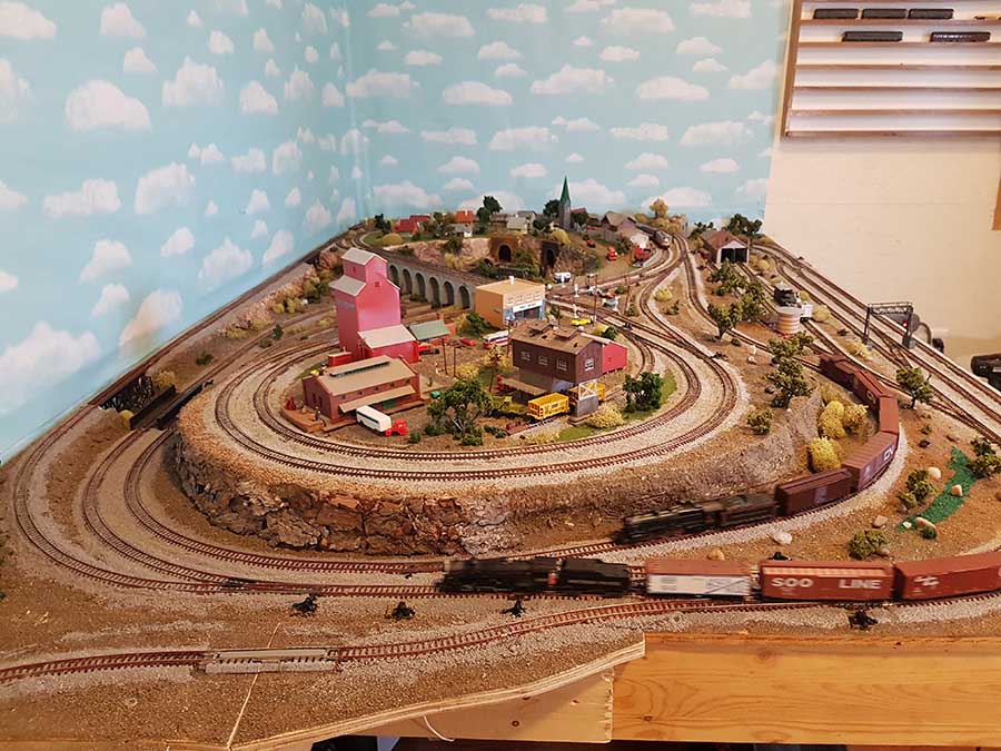 N scale figure of 8 model train layout