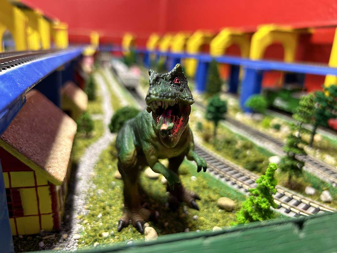 model train dinosaur