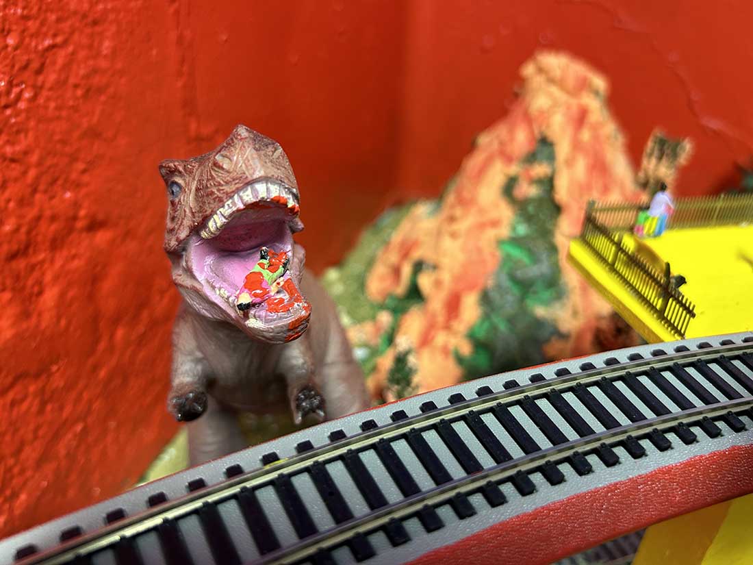 model train dinosaur