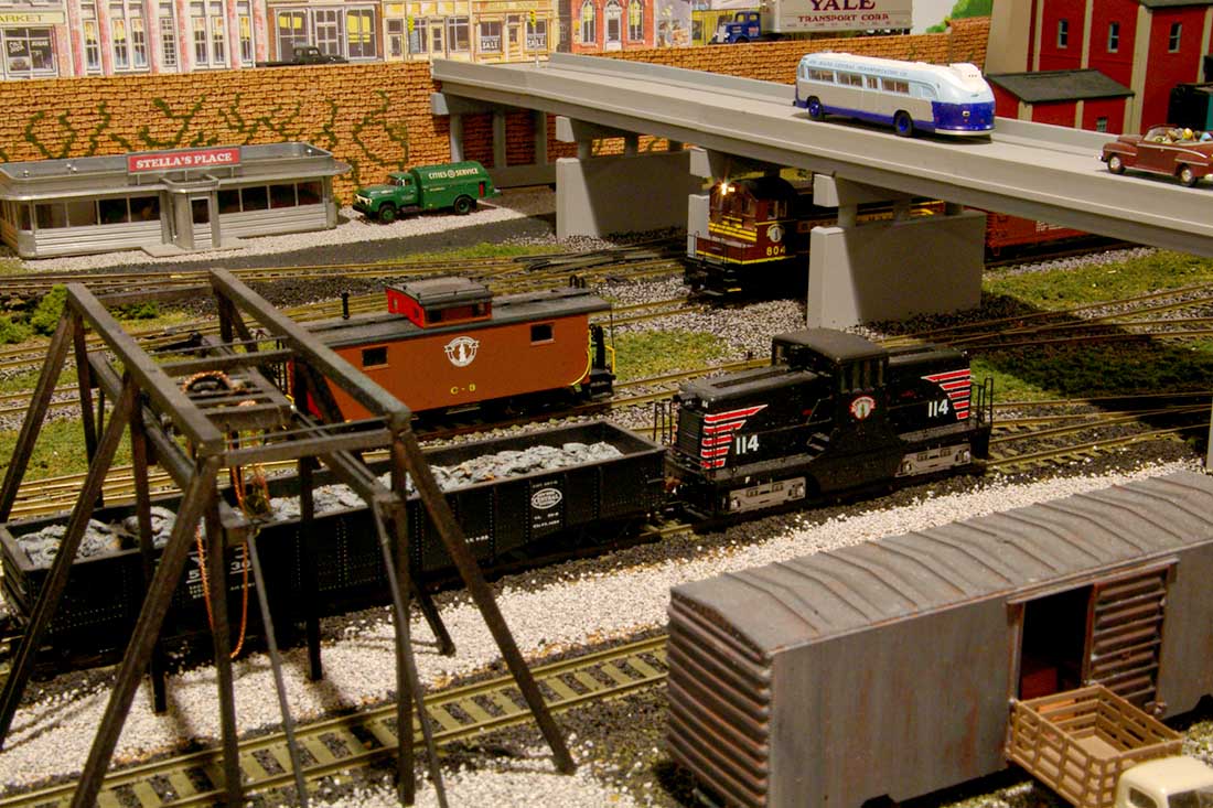 HO scale switcher train yard