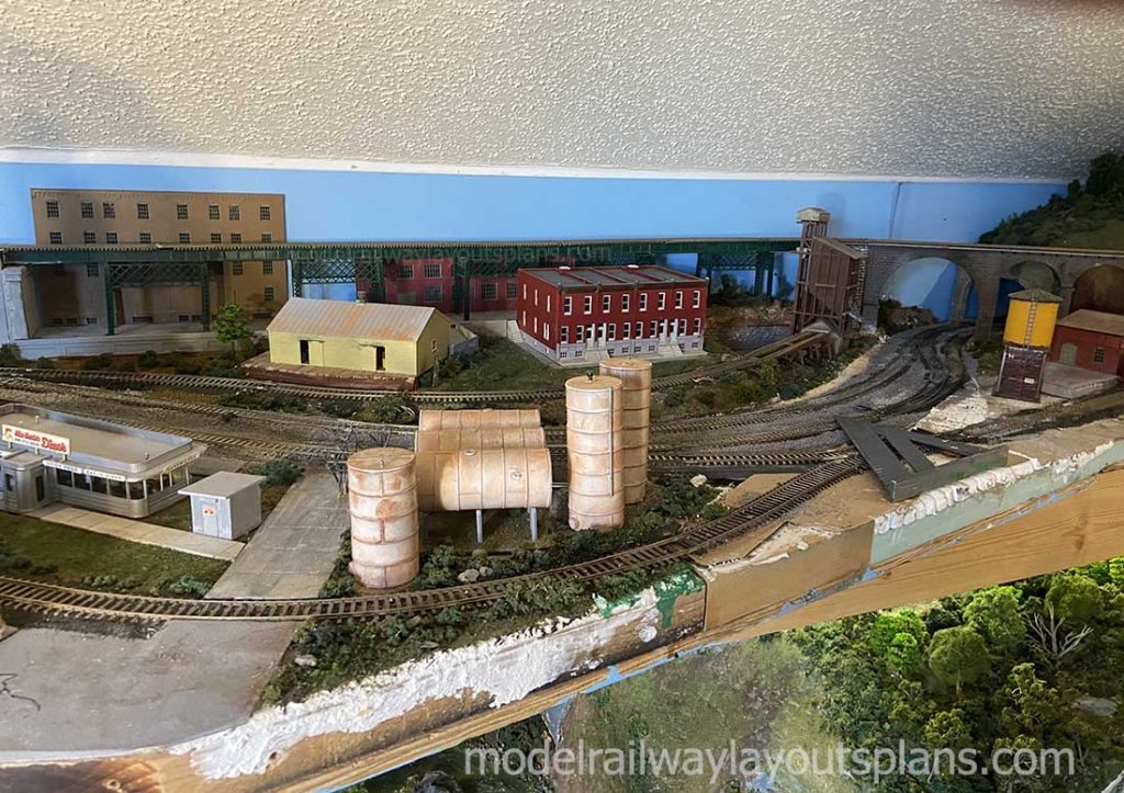 Double level HO scale layout - Don's - Model railroad layouts ...