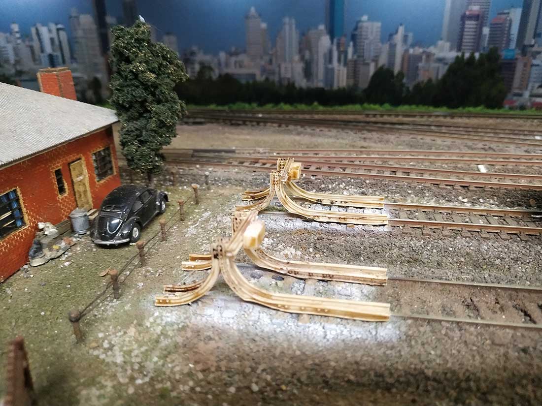model train track buffers