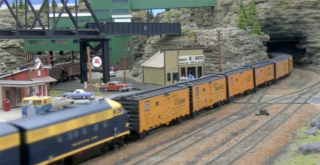 5 Pcs HO Scale Model Train Box Cars | Vintage Multi-Color Freight Car Set | Pre-Built