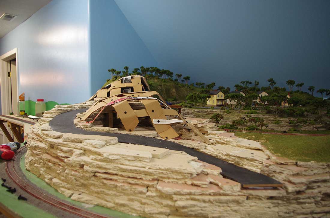 HO scale mainline mountains