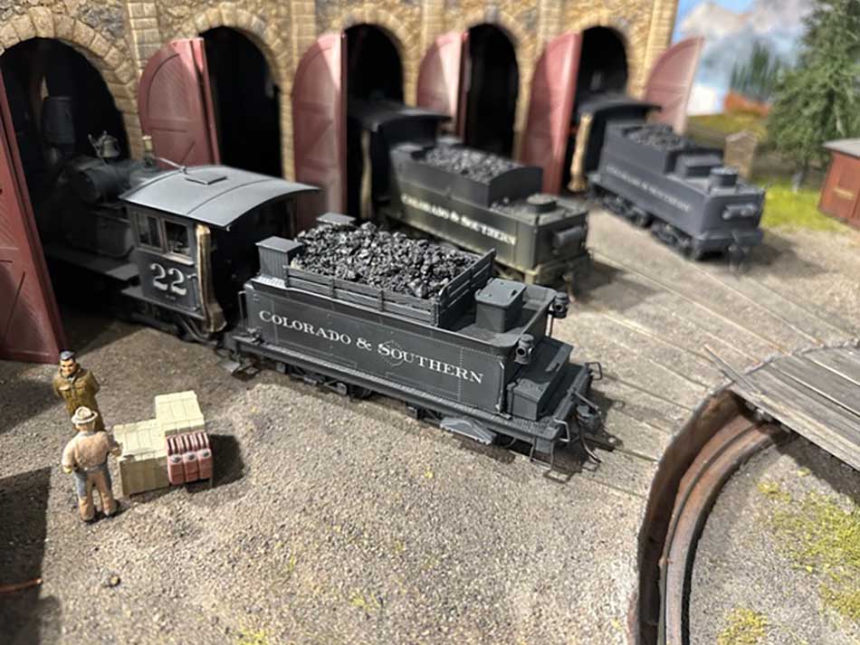 Battery power for model trains roundhouse